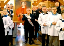 Relikwiarz niósł przedstawiciel Stowarzyszenia Działaczy Opozycji Antykomunistycznej „Wolni i Solidarni”.