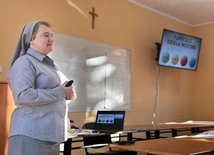 Siostra Monika Juszka podczas spotkania, które odbyło się w Centrum Edukacji Katolickiej w Świdnicy. 