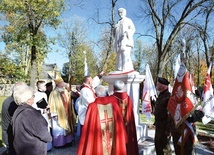 Pomnik bohaterskiego kapłana stanął przy kościele Najświętszego Serca Jezusowego w Skarżysku-Kamiennej.