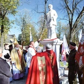 Pomnik bohaterskiego kapłana stanął przy kościele Najświętszego Serca Jezusowego w Skarżysku-Kamiennej.