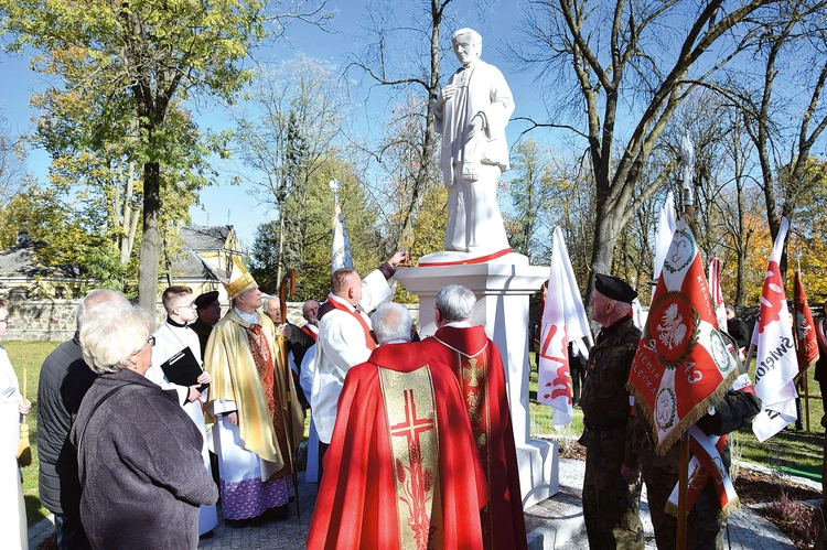 Pomnik bohaterskiego kapłana stanął przy kościele Najświętszego Serca Jezusowego w Skarżysku-Kamiennej.