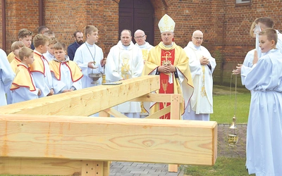 Poświęcony krzyż stanie przy miejscowej świątyni.