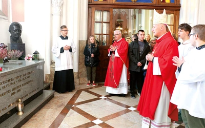 Na sarkofagu tragicznie zmarłego biskupa radomskiego złożono kwiaty.