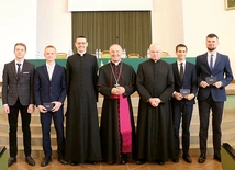Alumni I roku z bp. Markiem Solarczykiem, rektorem ks. Markiem Adamczykiem (z prawej)i dyrektorem Instytutu Teologicznego św. Kazimierza ks. Sławomirem Czajką.