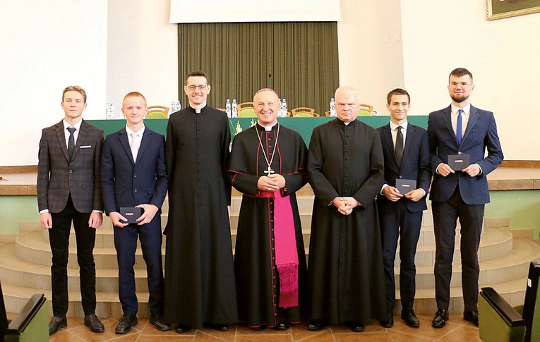 Alumni I roku z bp. Markiem Solarczykiem, rektorem ks. Markiem Adamczykiem (z prawej)i dyrektorem Instytutu Teologicznego św. Kazimierza ks. Sławomirem Czajką.