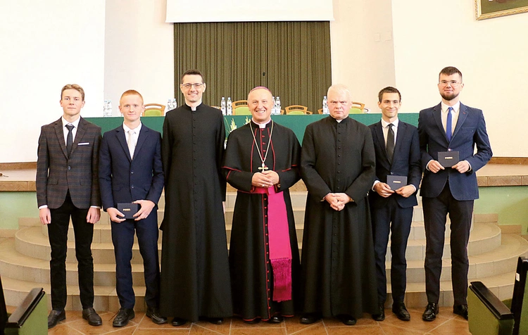 Alumni I roku z bp. Markiem Solarczykiem, rektorem ks. Markiem Adamczykiem (z prawej)i dyrektorem Instytutu Teologicznego św. Kazimierza ks. Sławomirem Czajką.