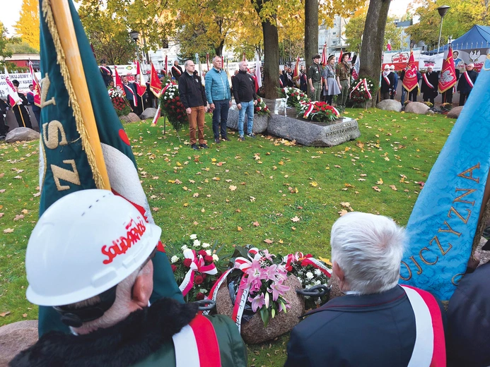	W uroczystościach wzięło udział 120 pocztów sztandarowych z całej Polski.