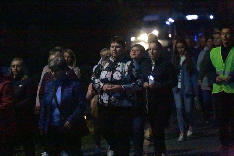 Procesja różańcowa w Wietrzychowicach