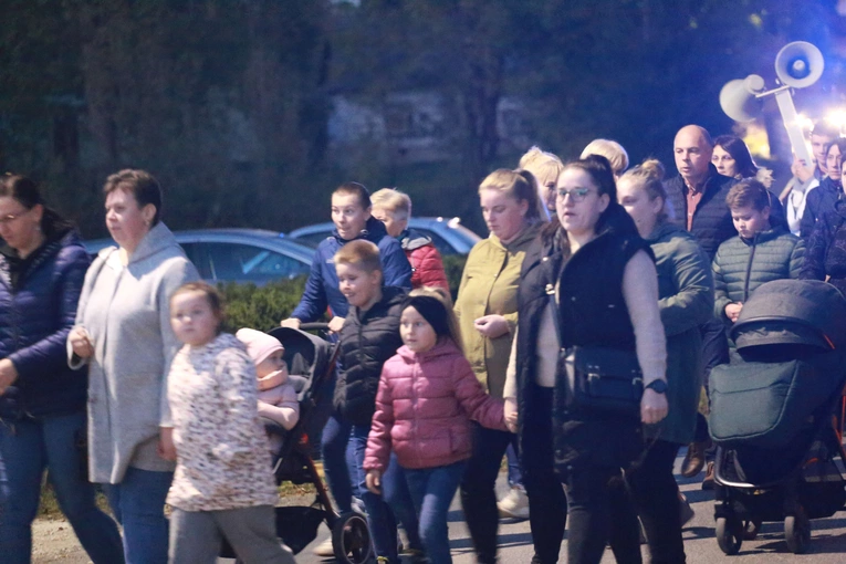 Procesja różańcowa w Wietrzychowicach