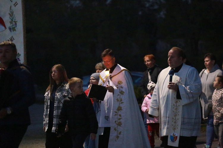 Procesja różańcowa w Wietrzychowicach