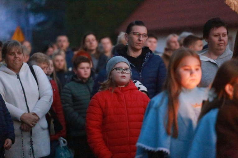 Procesja różańcowa w Wietrzychowicach