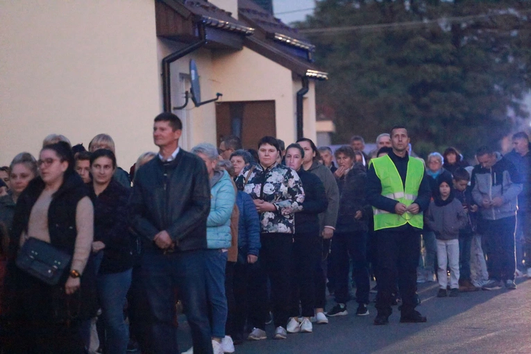 Procesja różańcowa w Wietrzychowicach