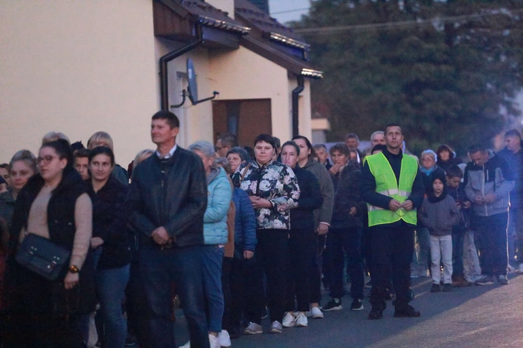 Procesja różańcowa w Wietrzychowicach