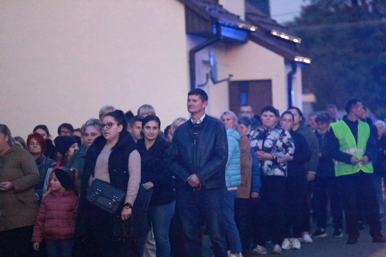 Procesja różańcowa w Wietrzychowicach