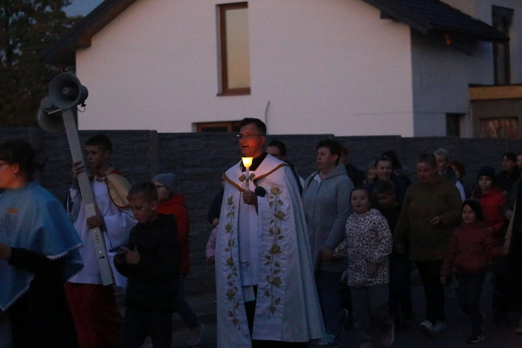 Procesja różańcowa w Wietrzychowicach