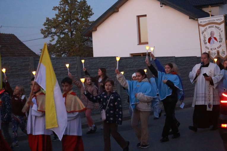 Procesja różańcowa w Wietrzychowicach