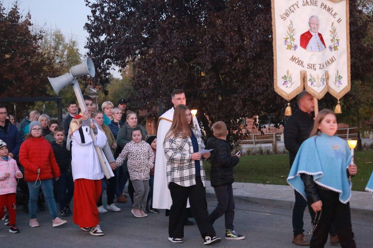 Procesja różańcowa w Wietrzychowicach