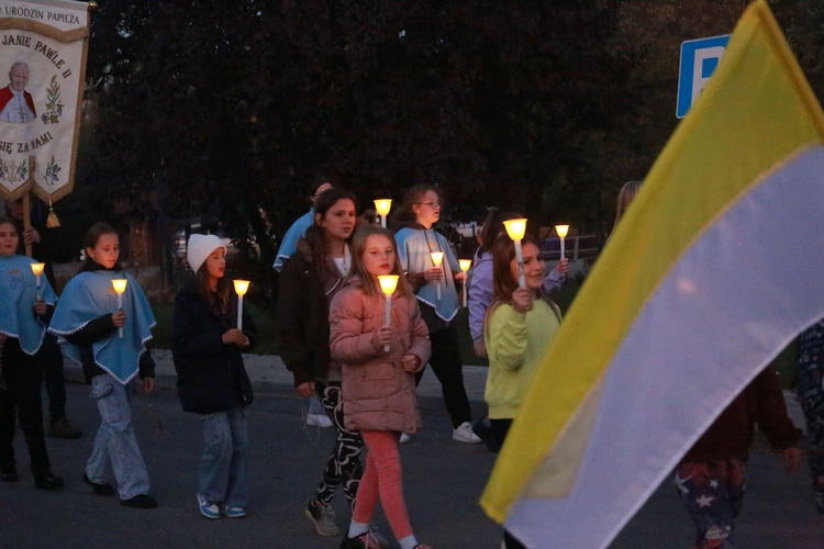 Procesja różańcowa w Wietrzychowicach