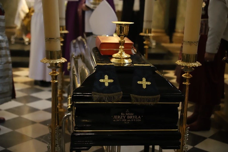 Pierwsza część uroczystości pogrzebowych ks. inf. Jerzego Bryły