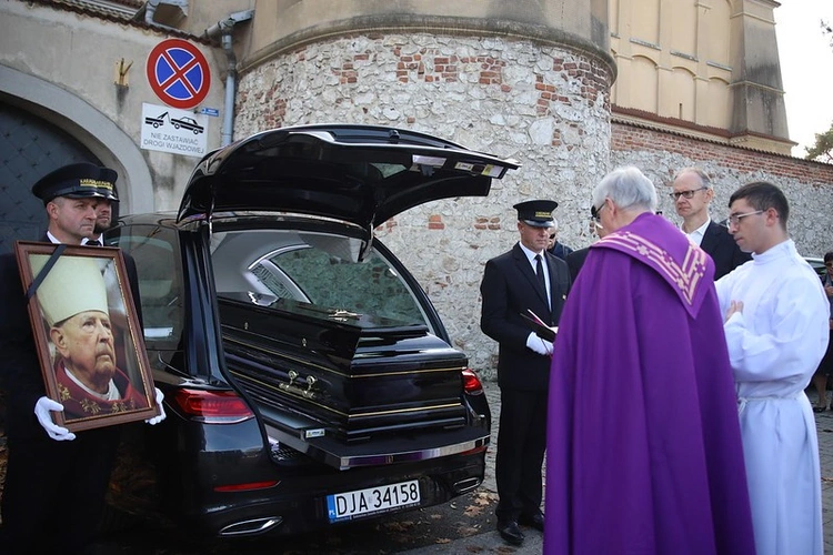 Pierwsza część uroczystości pogrzebowych ks. inf. Jerzego Bryły