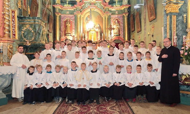 W Starej Wsi  jest 50 ministrantów i 4 szafarzy. Proboszczem jest  ks. Szymon Tracz