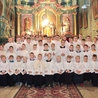 W Starej Wsi  jest 50 ministrantów i 4 szafarzy. Proboszczem jest  ks. Szymon Tracz