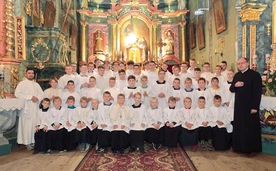 W Starej Wsi  jest 50 ministrantów i 4 szafarzy. Proboszczem jest  ks. Szymon Tracz