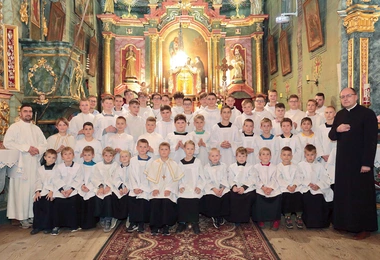 W Starej Wsi  jest 50 ministrantów i 4 szafarzy. Proboszczem jest  ks. Szymon Tracz