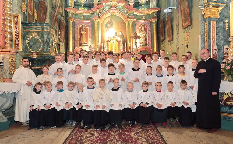 W Starej Wsi  jest 50 ministrantów i 4 szafarzy. Proboszczem jest  ks. Szymon Tracz