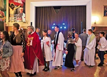 Do zabawy dołączają osoby  z całego miasta 