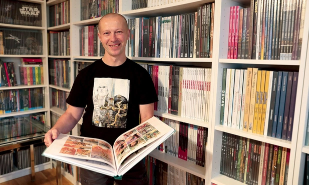 W mieszkaniu pana Krzysztofa na regałach można znaleźć  całe serie oprawionych komiksów 