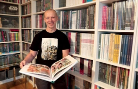 W mieszkaniu pana Krzysztofa na regałach można znaleźć  całe serie oprawionych komiksów 