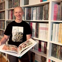 W mieszkaniu pana Krzysztofa na regałach można znaleźć  całe serie oprawionych komiksów 