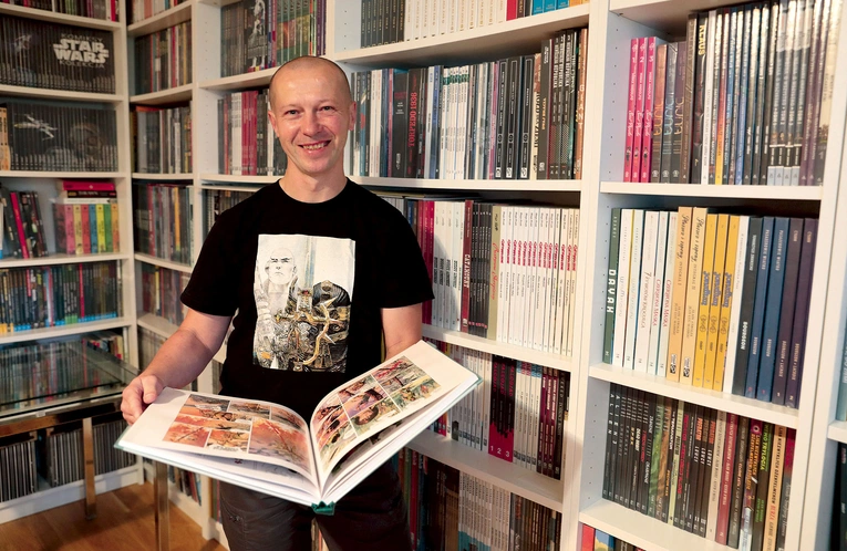 W mieszkaniu pana Krzysztofa na regałach można znaleźć  całe serie oprawionych komiksów 