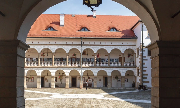 Po wejściu przez bramę wyłania się dziedziniec, dzięki któremu zamek nazwano Małym Wawelem