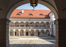 Po wejściu przez bramę wyłania się dziedziniec, dzięki któremu zamek nazwano Małym Wawelem