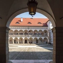 Po wejściu przez bramę wyłania się dziedziniec, dzięki któremu zamek nazwano Małym Wawelem