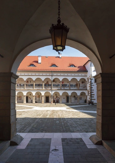 Po wejściu przez bramę wyłania się dziedziniec, dzięki któremu zamek nazwano Małym Wawelem