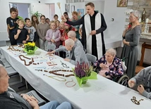 Różańce poświęcił ks. Paweł Mańturzyk.