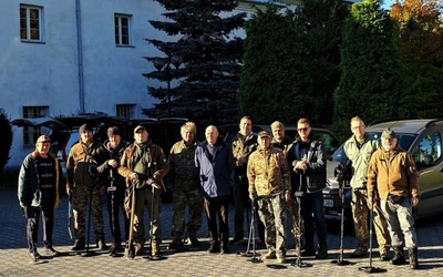 Poszukiwacze z ks. Stanisławem Rożejem.