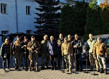 Poszukiwacze z ks. Stanisławem Rożejem.