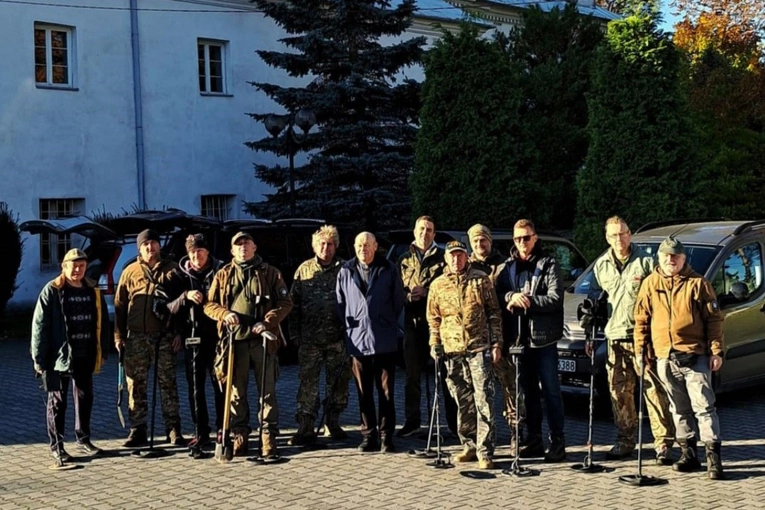 Poszukiwacze z ks. Stanisławem Rożejem.