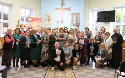 Uczestnicy kursu w kaplicy ośrodka.