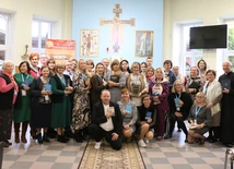 Uczestnicy kursu w kaplicy ośrodka.