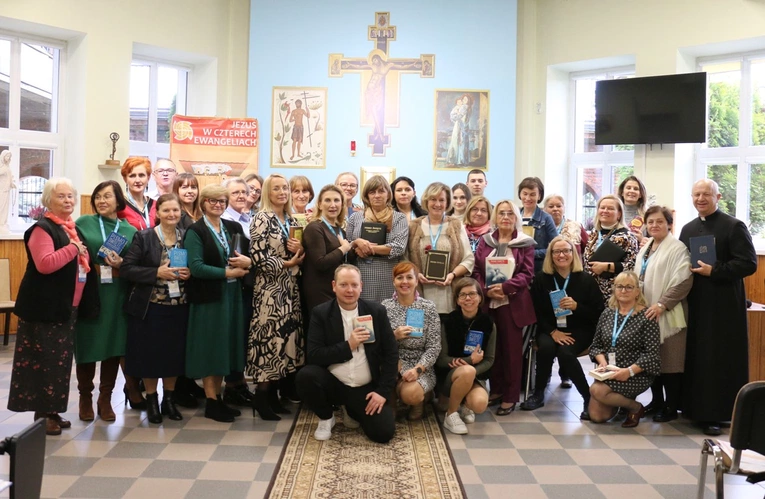 Uczestnicy kursu w kaplicy ośrodka.