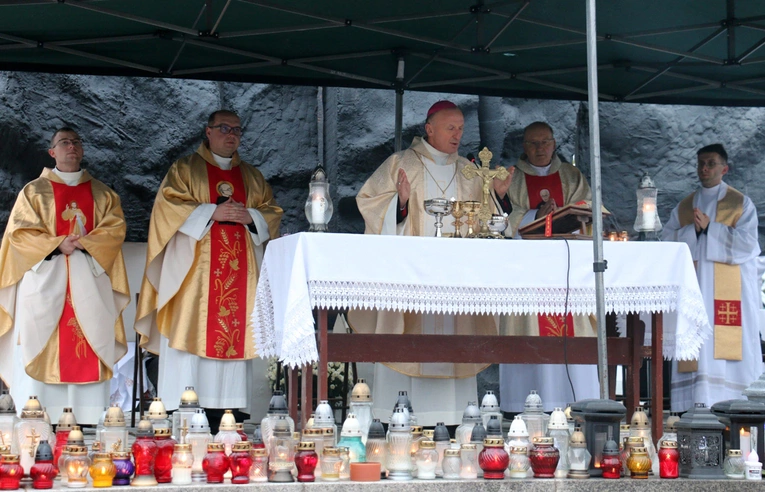 Porządek uroczystości na cmentarzach radomskich