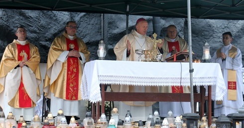 Porządek uroczystości na cmentarzach radomskich