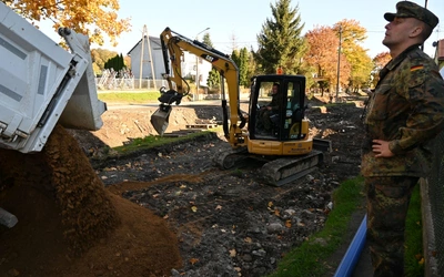 Niemieccy żołnierze pomagają w Bodzanowie
