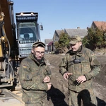 Niemieccy żołnierze pomagają w Bodzanowie
