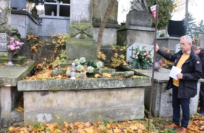 Zabytkowy nagrobek ks. Justyna Łady